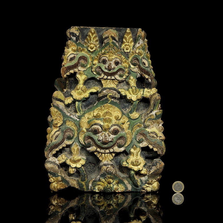 Base de pilar de madera policromada