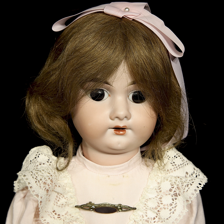 Muñeca de porcelana Armand Marseille, Alemania, c. 1910-1920.