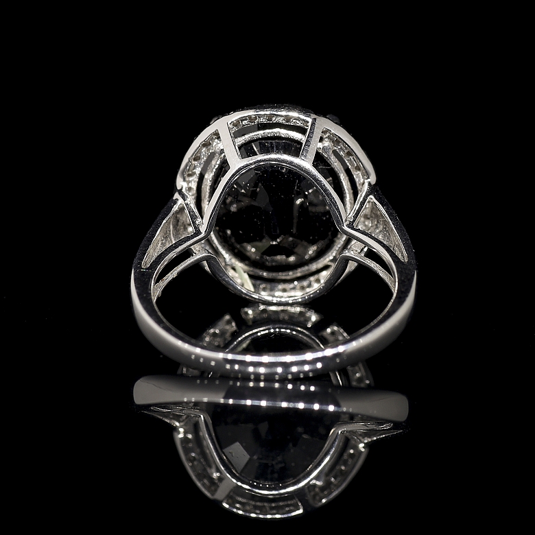 Anillo con zafiro y diamantes en oro blanco de 18k