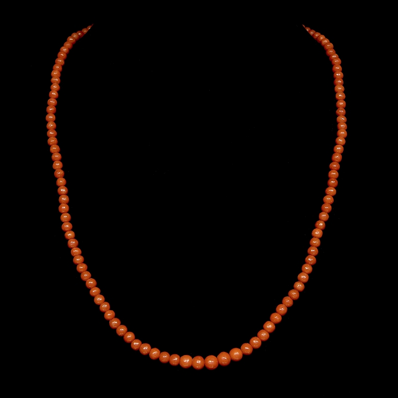 Collar con pequeñas cuentas de coral