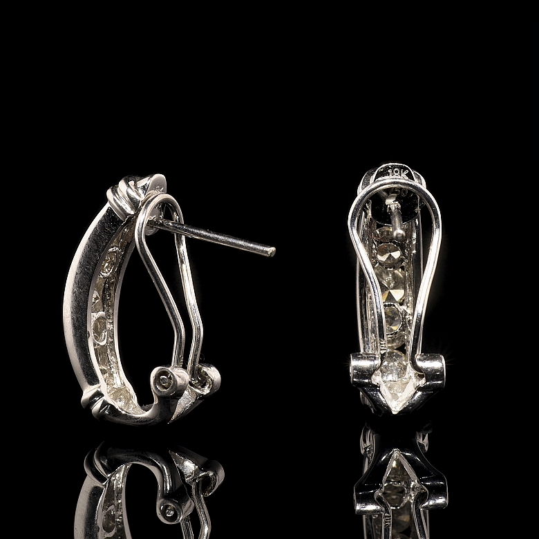Pendientes de medio aro en oro blanco de 18K y diamantes