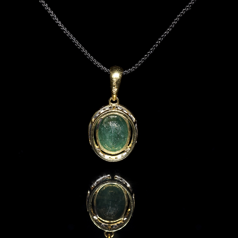 Colgante con esmeralda en oro amarillo de 18k y diamantes