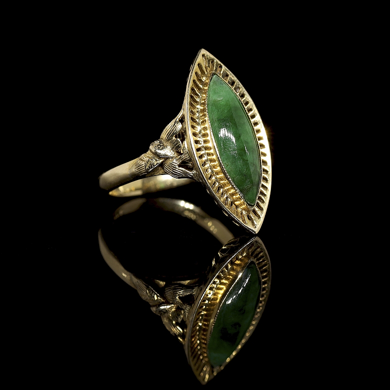 Anillo de oro amarillo y jadeíta verde