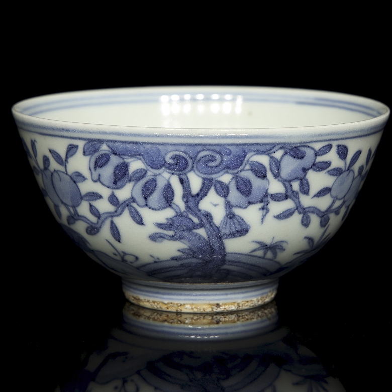 Blue and white porcelain bowl ‘Deer and fruits’, with Chenghua seal