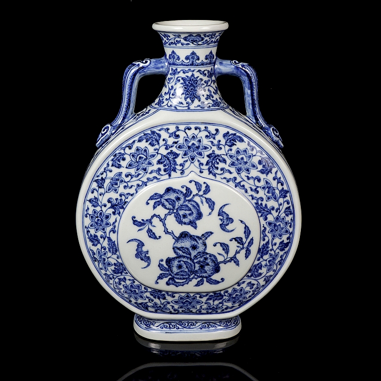 Blue and white porcelain ‘Bianhu’ vase, with Qianglong mark
