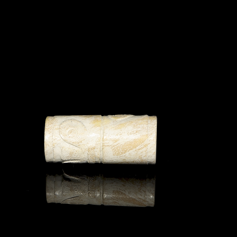 Carved jade pendant ‘Chicken bone’, Liangzhu culture - 5