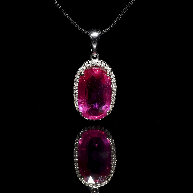 Colgante en oro blanco de 18k con rubí y diamantes