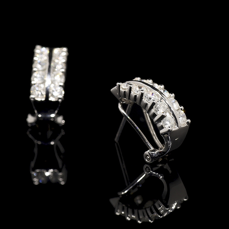 Par de pendientes en oro blanco de 18k y diamantes