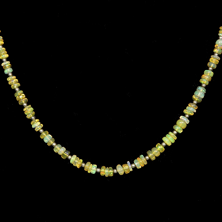 Collar con cuentas de ópalo amarillo