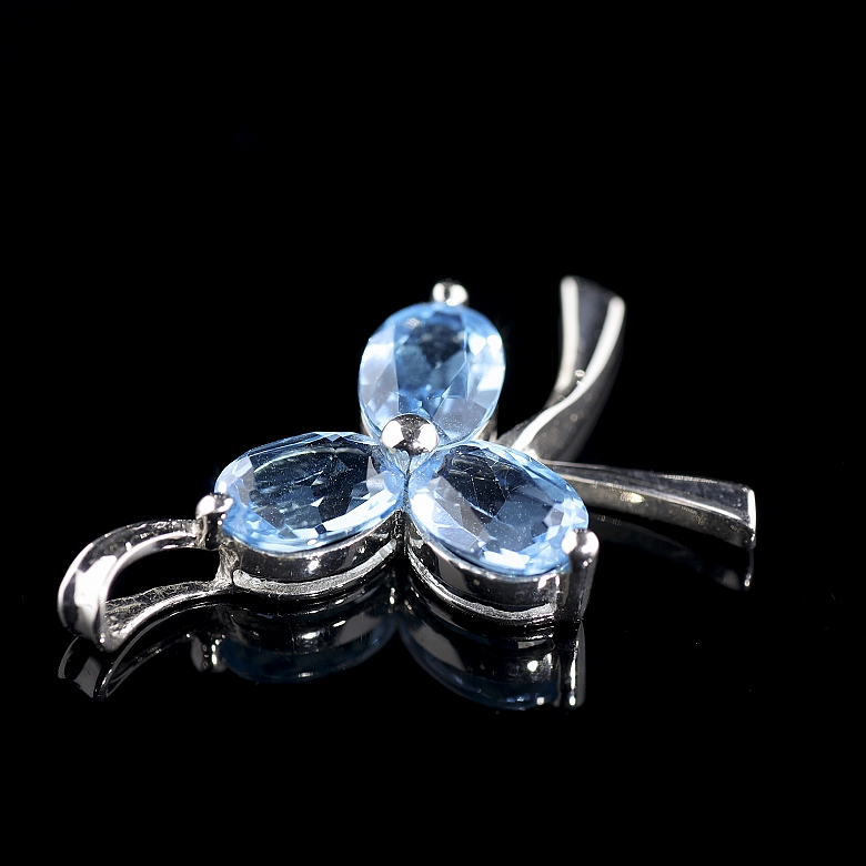 Colgante de oro blanco de 18k con topacios