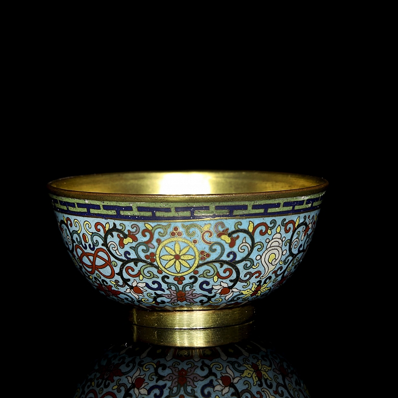 Cuenco de bronce con esmalte cloisonné, dinastía Qing