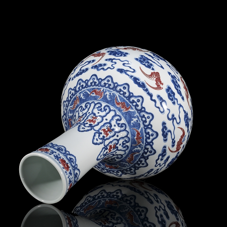 Jarrón globular de porcelana 
