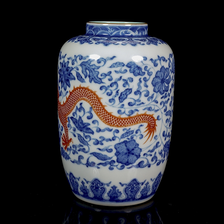 Glazed porcelain vase ‘Dragon’, with Qianlong seal