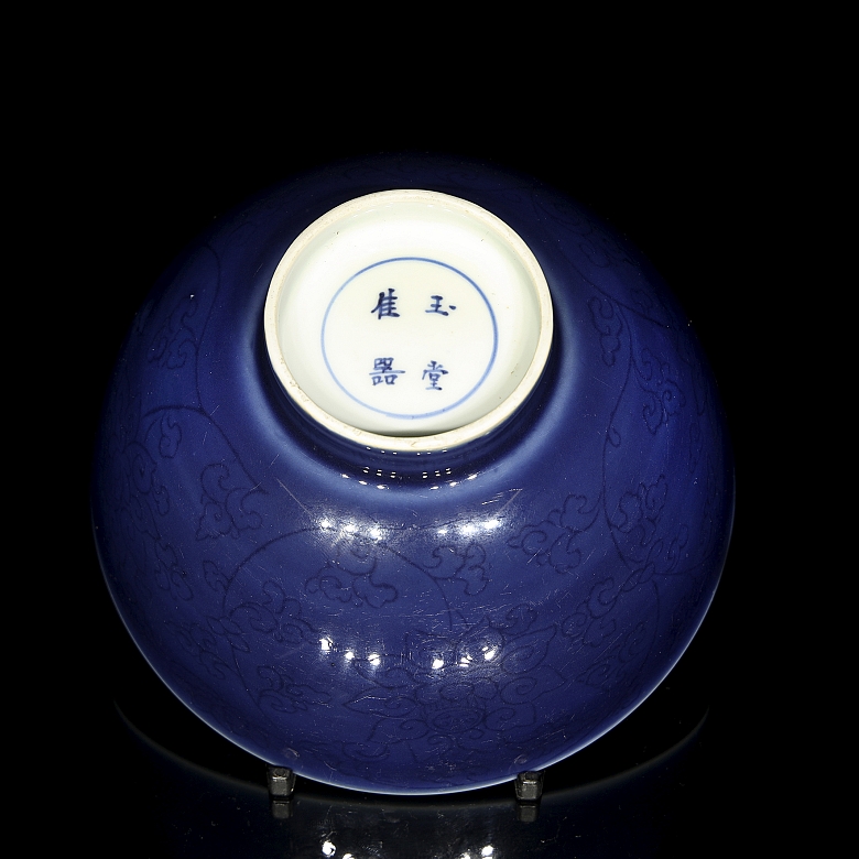 Cuenco de porcelana con esmalte azul 