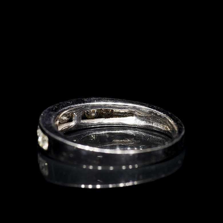 Media alianza en oro blanco de 18 kt con diamantes