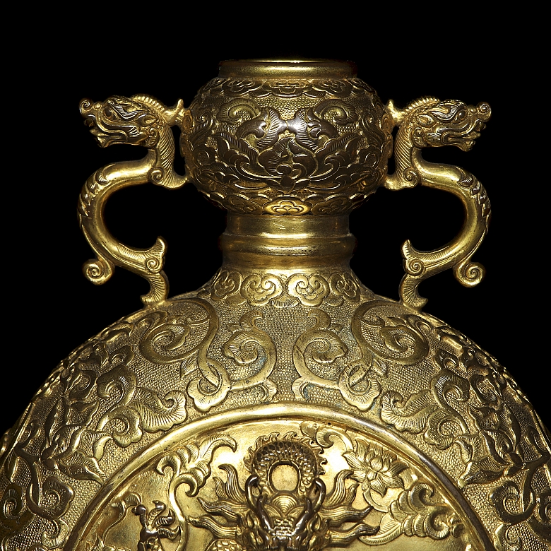 Jarrón de bronce dorado