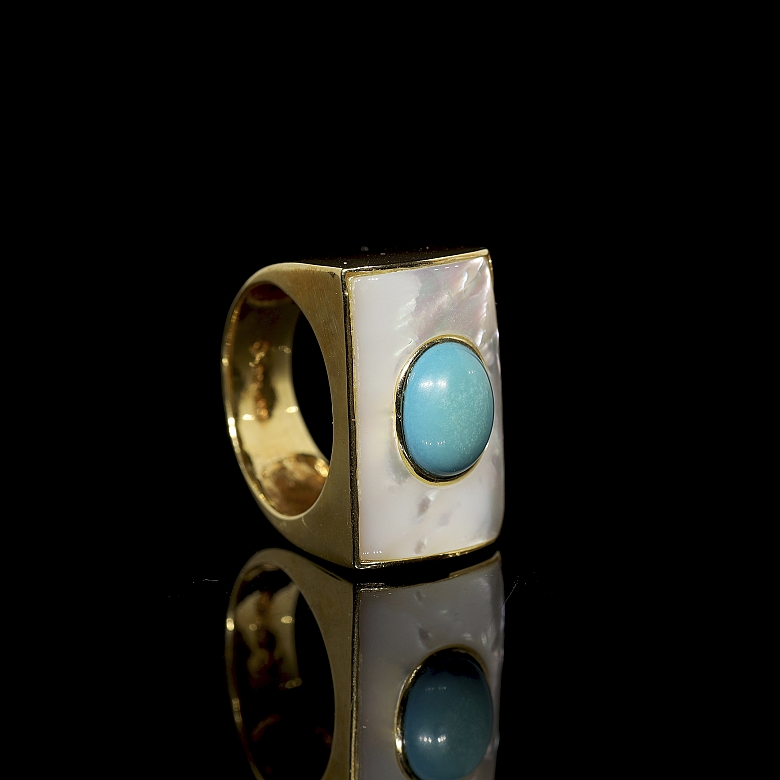 Anillo tipo sello de oro amarillo de 18k, turquesa y nácar
