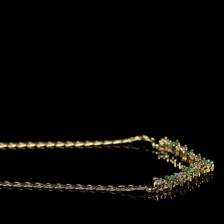 Gargantilla de oro amarillo con esmeraldas y diamantes
