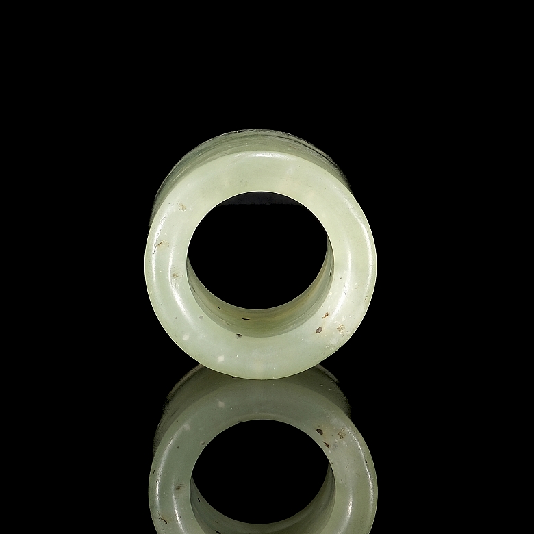 Carved cladon jade ring, Qing dynasty