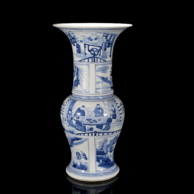 Jarrón azul y blanco en forma de ventana con patrones de figuras.  dinastía Qing