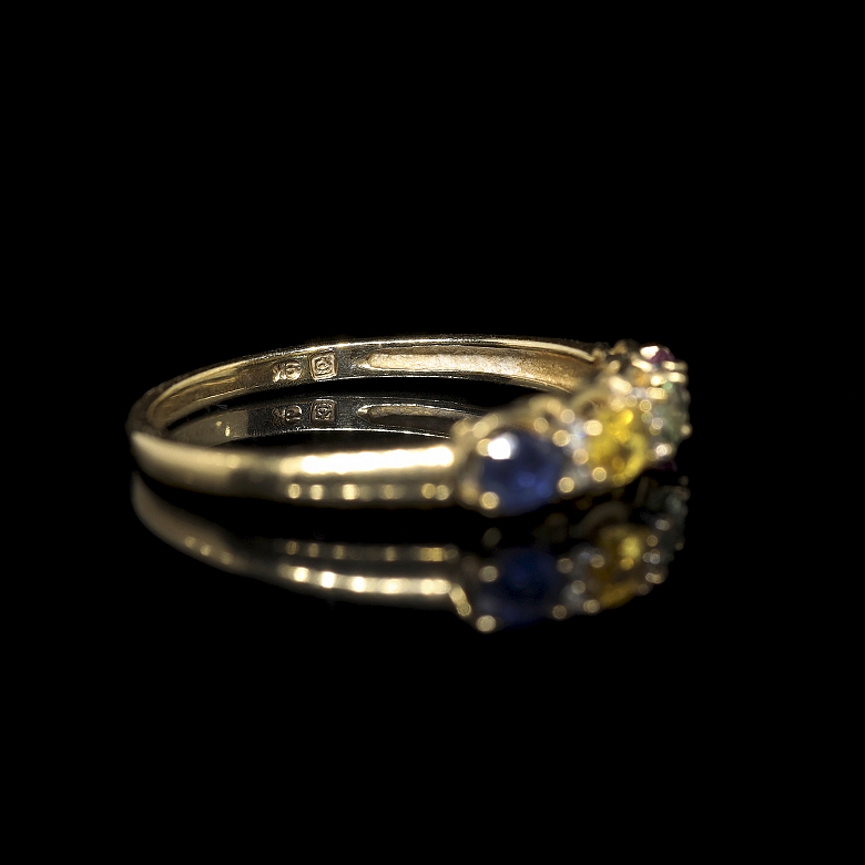 Anillo de oro amarillo de 9 kt con gemas de colores y diamantes