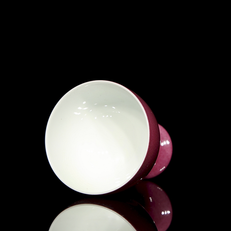 Copa de porcelana con esmalte rosa, con sello Yongzheng