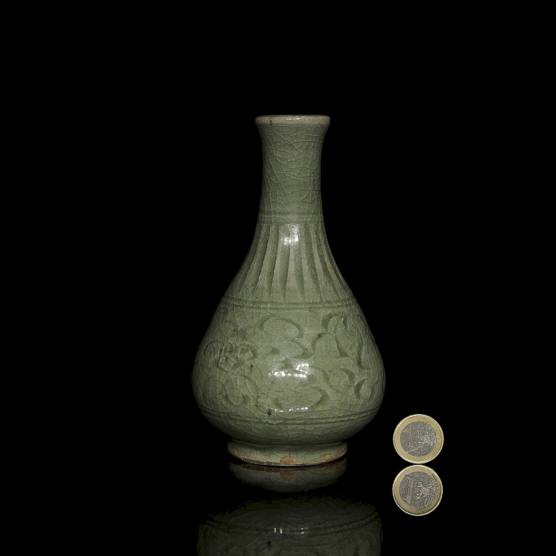 Celadon porcelain vase ‘Engraved flowers’, Song style - 6