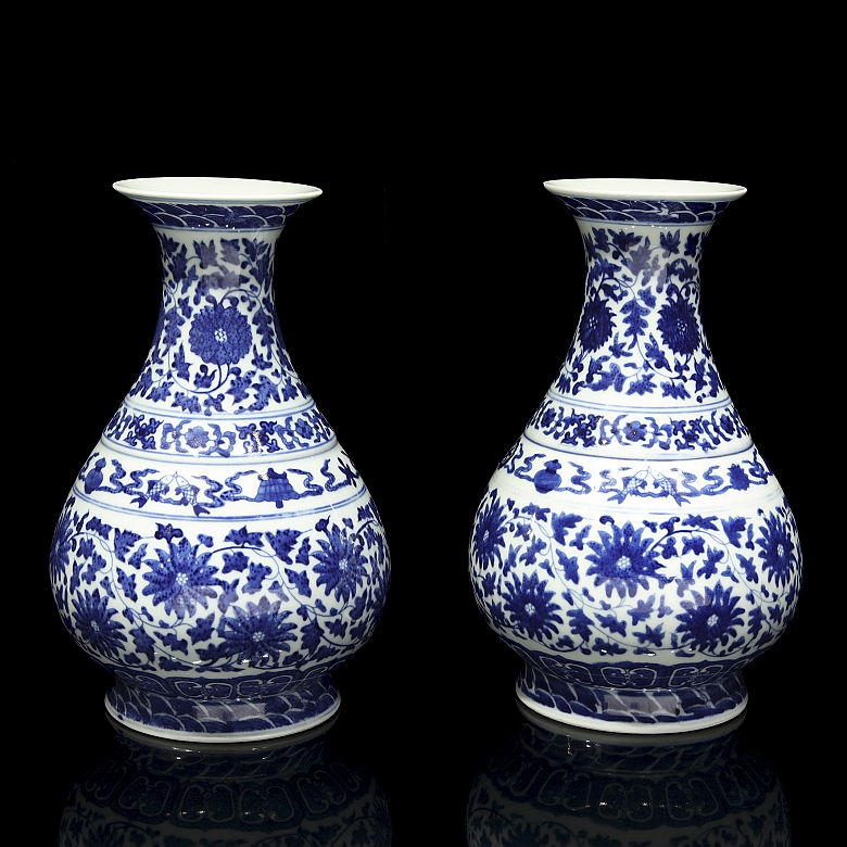 Pareja de jarrones de cerámica esmaltada, s.XX
