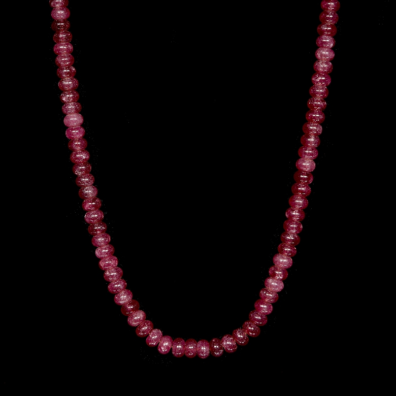 Collar largo de cuentas de rubí