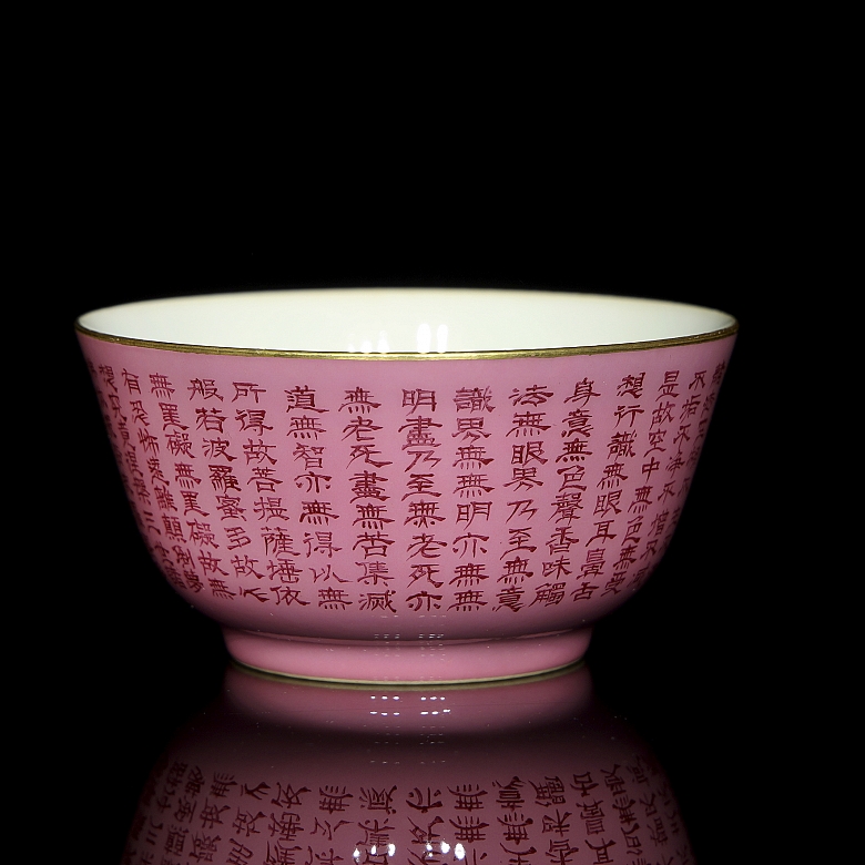 Taza de porcelana con esmalte rosa 