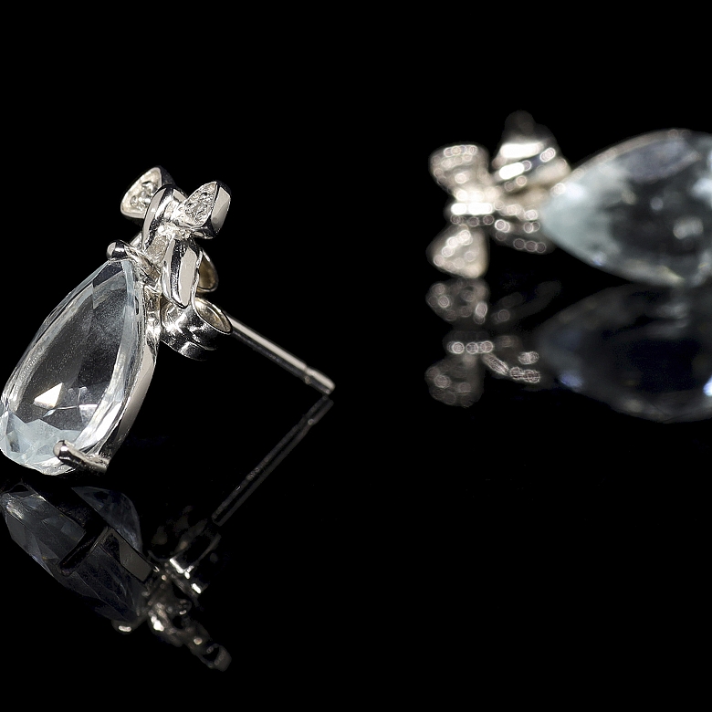 Pendientes de oro blanco de 18k con aguamarinas y diamantes