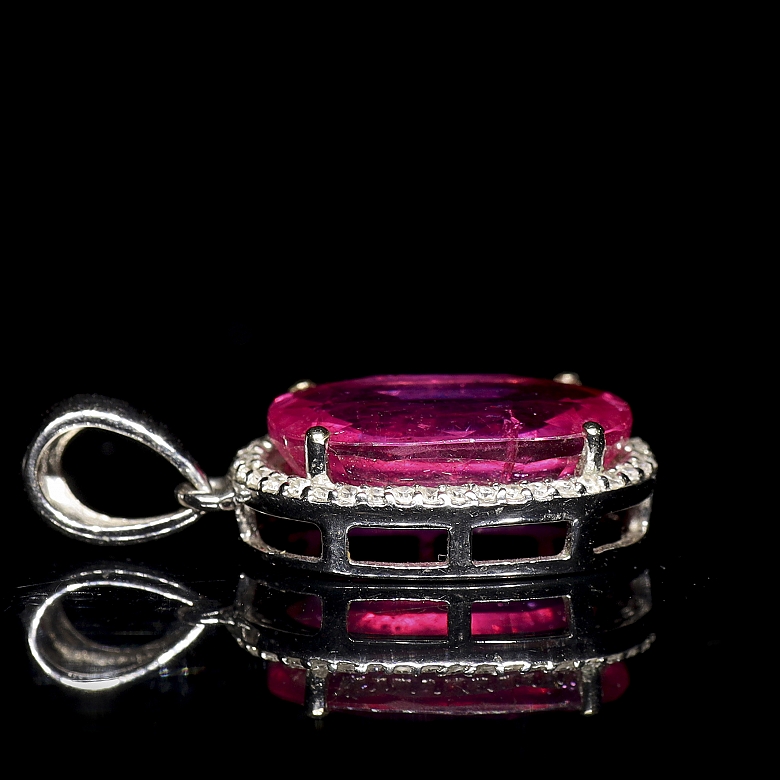 Colgante en oro blanco de 18k con rubí y diamantes
