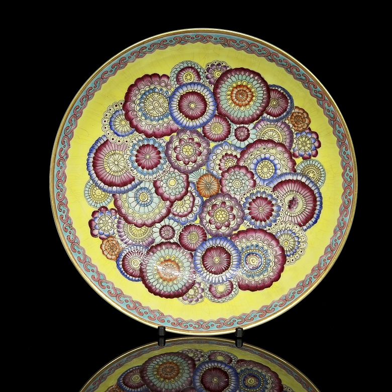 Fencai glazed porcelain plate ‘Flowers’, with Yongzheng mark