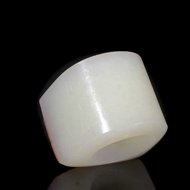 Anillo de jade tallado 