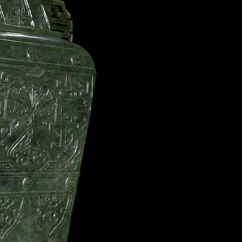 Pareja de jarrones de jade verde espinaca, con sello Qianlong