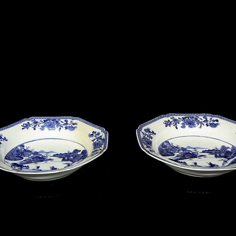 Pareja de platos de cerámica esmaltada