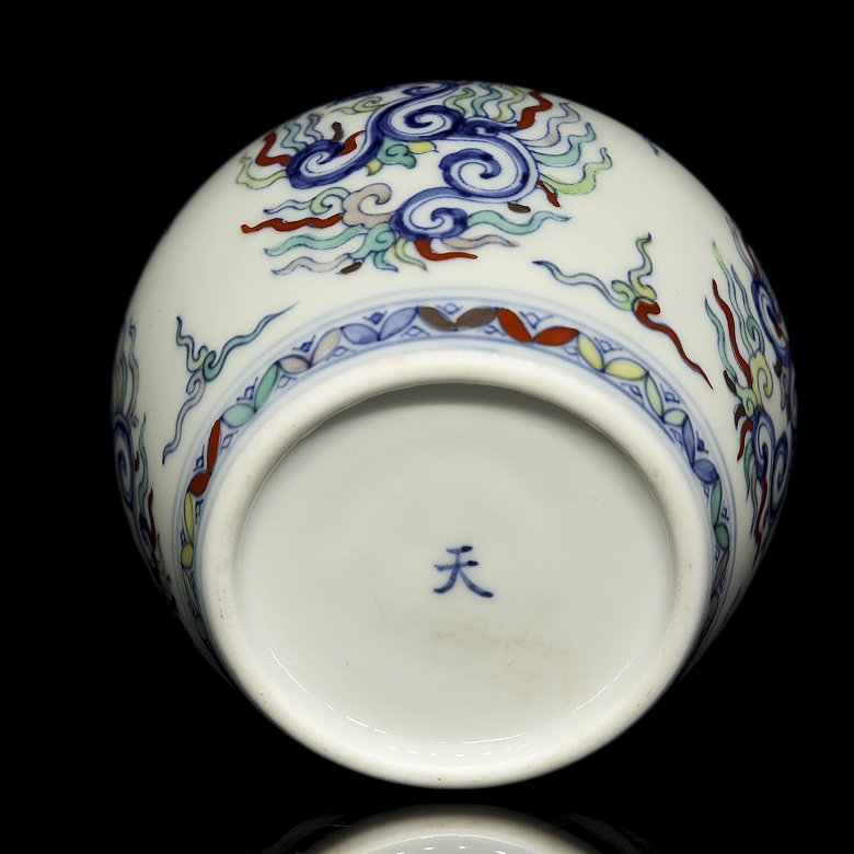 Small polychrome porcelain jar ‘Phoenix’, marked Tianqi