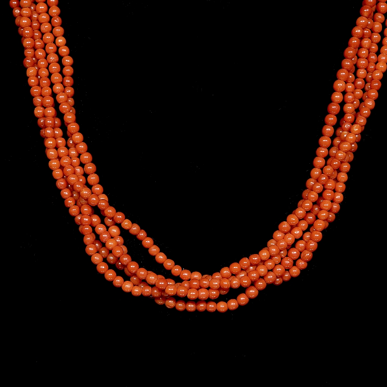 Collar de cuentas coral con esfera negra