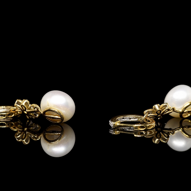 Pendientes en oro amarillo de 18 kt con diamantes y perlas
