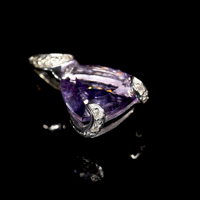 Colgante con amatista y diamantes en oro blanco de 18K