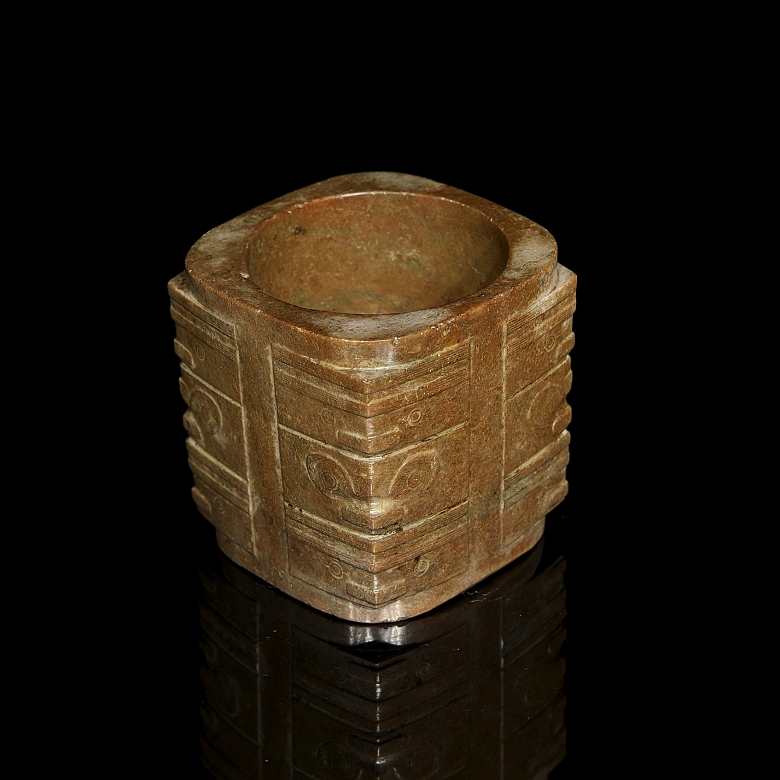 Cong de jade tallado 
