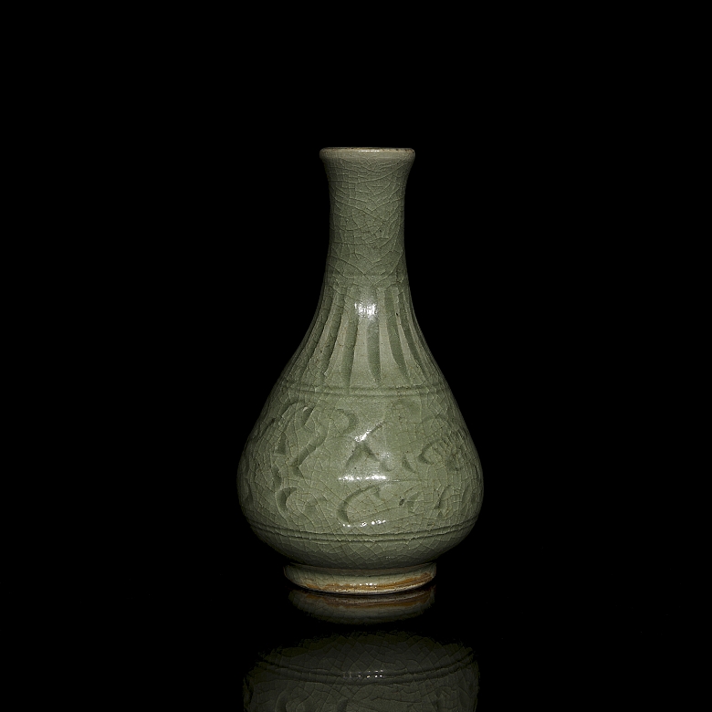 Celadon porcelain vase ‘Engraved flowers’, Song style - 2