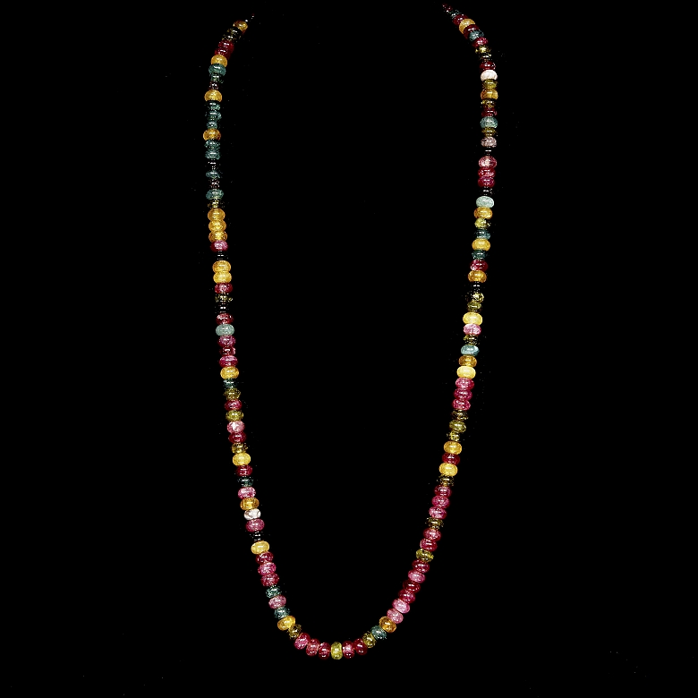 Collar con cuentas de gemas de colores