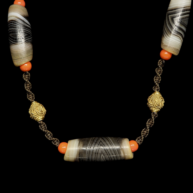 Necklace with agate and gilded bronze Dizi beads, Tibet, 15th century