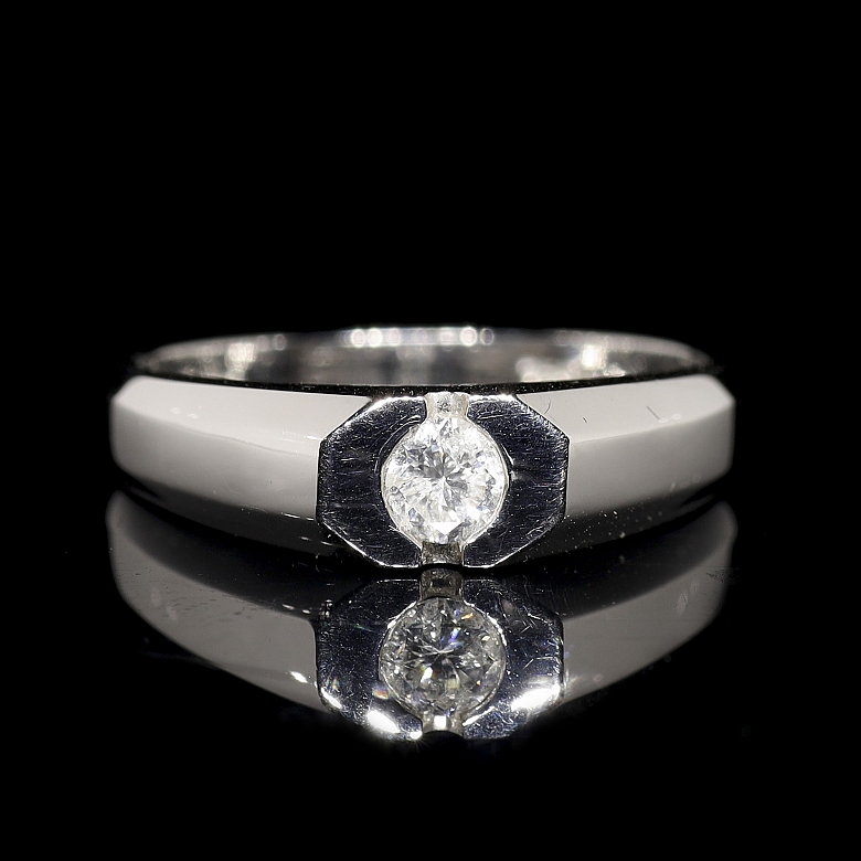 Solitario de oro blanco de 18K con diamante