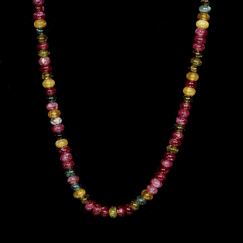 Collar con cuentas de gemas de colores