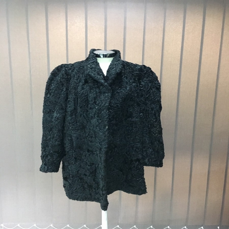 Abrigo corto de piel de astracán,