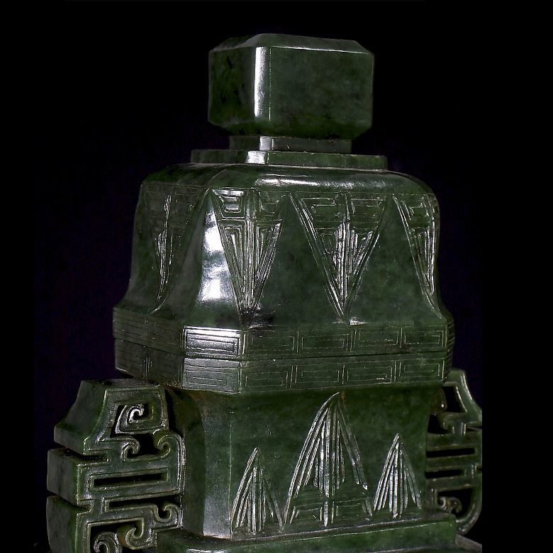 Pareja de jarrones de jade verde espinaca, con sello Qianlong