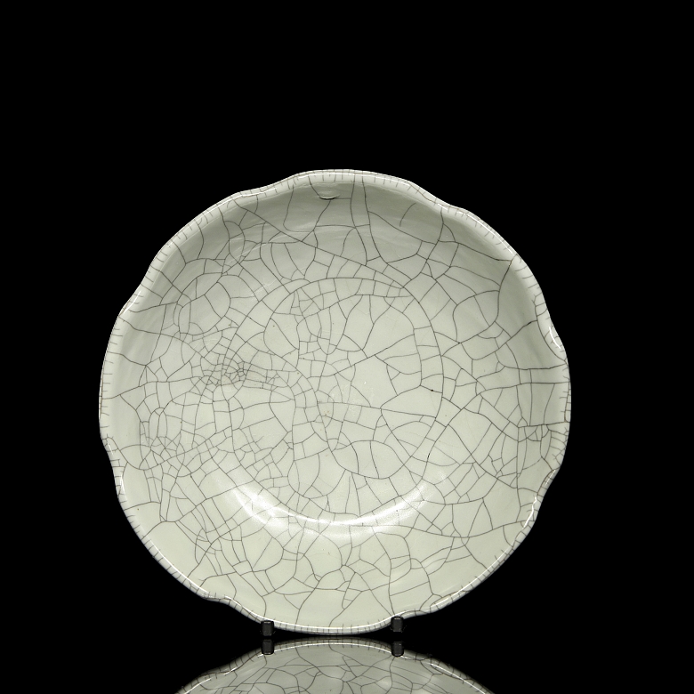 Plato de cerámica lobulado 