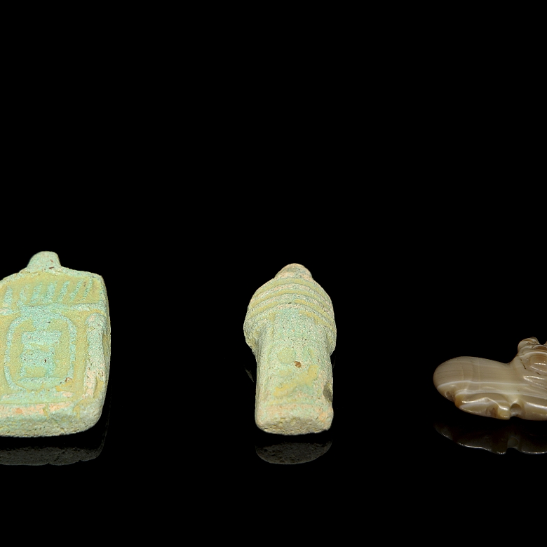 Tres pequeñas figuras talladas, estilo Egipcio